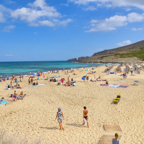 Cala Mesquida Strand mit Menschen