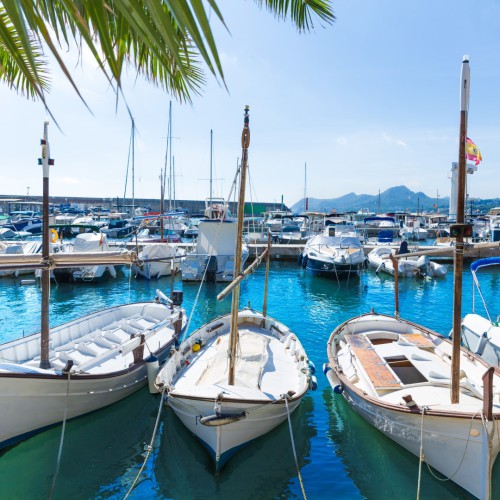 Hafen von Cala Ratjada mit Segelbooten