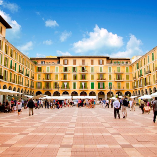 Platz von Palma de Mallorca mit Menschen