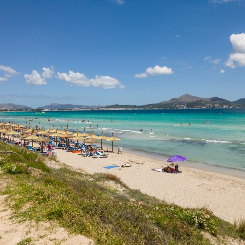 Strand Playa de Muro mit Sonnenschirmen