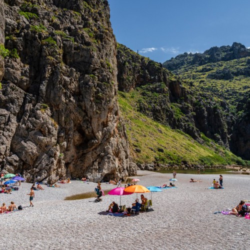 Sa Calobra Strand mit Menschen