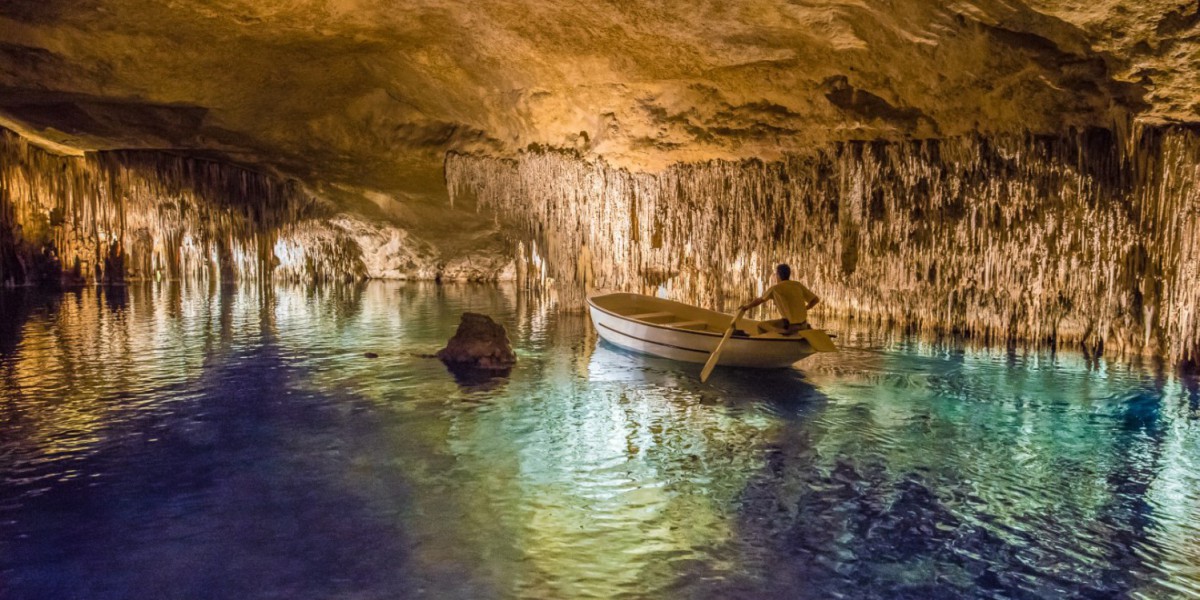 Höhle mit unterirdischem See